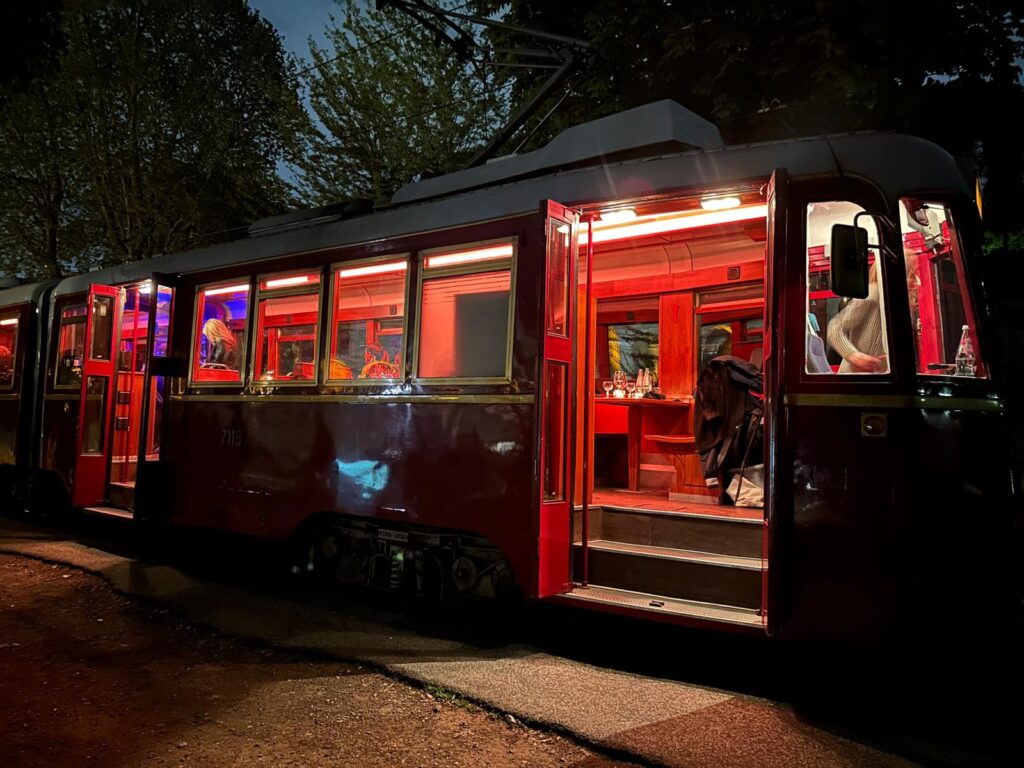 tram adibito a risorante su rotaie- roma 