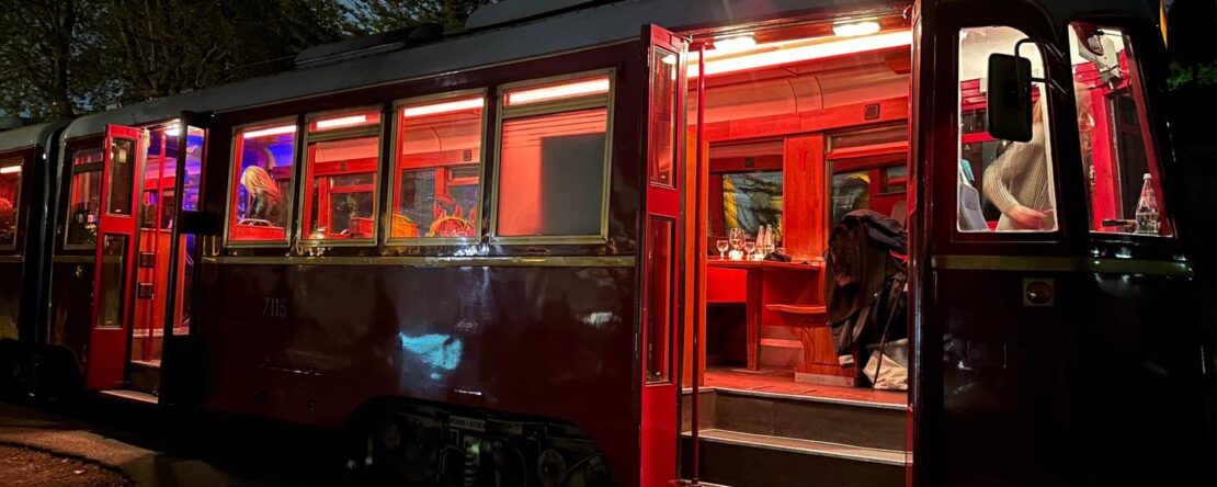 tram adibito a risorante su rotaie- roma