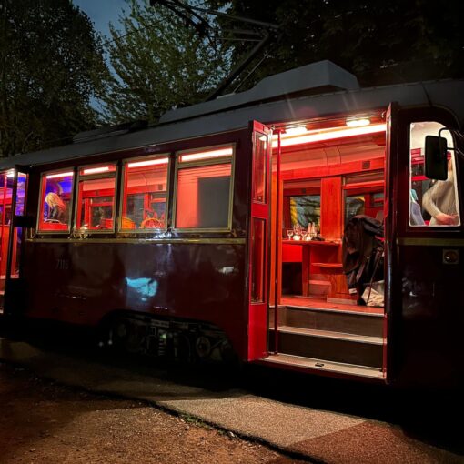 tram adibito a risorante su rotaie- roma